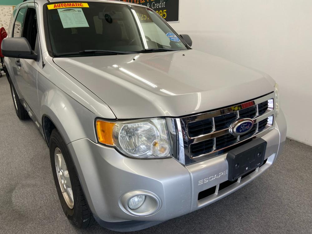 2011 SILVER Ford Escape XLT 4WD (1FMCU9D70BK) with an 2.5L L4 DOHC 16V engine, 6-Speed Automatic transmission, located at 533 S West End Blvd., Quakertown, PA, 18951, (877) 257-4995, 40.343994, -75.303604 - Photo #1