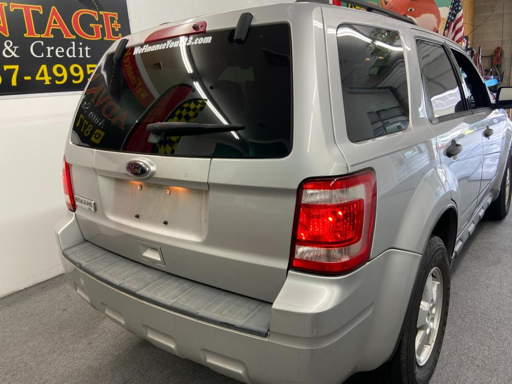 2011 SILVER Ford Escape XLT 4WD (1FMCU9D70BK) with an 2.5L L4 DOHC 16V engine, 6-Speed Automatic transmission, located at 533 S West End Blvd., Quakertown, PA, 18951, (877) 257-4995, 40.343994, -75.303604 - Photo #2