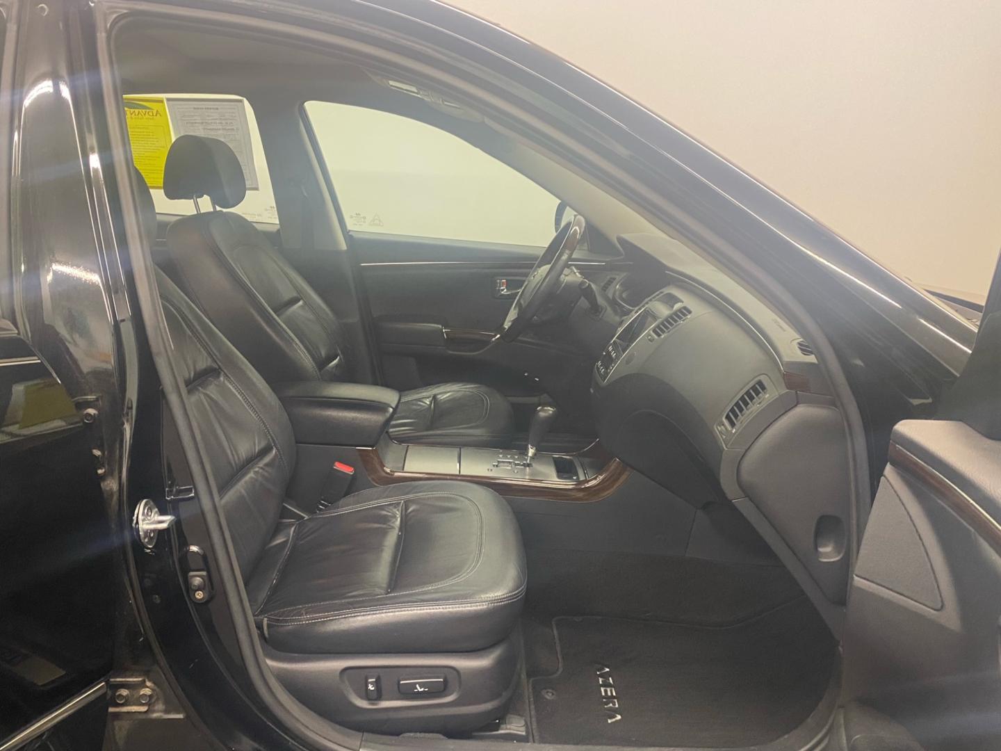 2009 BLACK /Gray Hyundai Azera (KMHFC46F19A) , located at 533 S West End Blvd., Quakertown, PA, 18951, (877) 257-4995, 40.343994, -75.303604 - INCLUDED IN THE SALE PRICE OF EVERY VEHICLE: 48 Hour Money Back Guarantee 6 Month - 6,000 Mile Warranty Brand New PA State Inspection & Emission $10 Oil Changes for the Life of the Loan Complete CARFAX - Photo#4