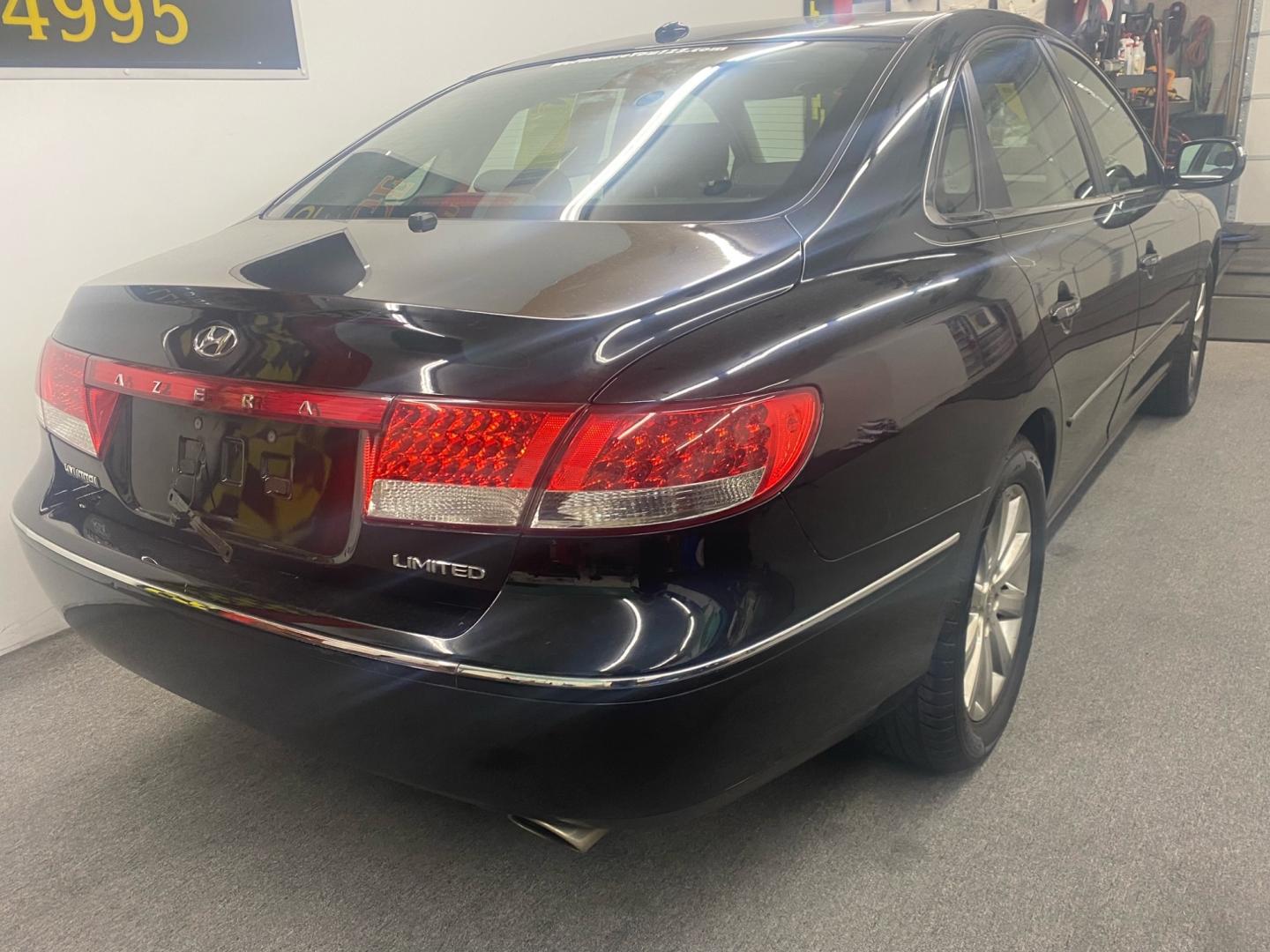 2009 BLACK /Gray Hyundai Azera (KMHFC46F19A) , located at 533 S West End Blvd., Quakertown, PA, 18951, (877) 257-4995, 40.343994, -75.303604 - INCLUDED IN THE SALE PRICE OF EVERY VEHICLE: 48 Hour Money Back Guarantee 6 Month - 6,000 Mile Warranty Brand New PA State Inspection & Emission $10 Oil Changes for the Life of the Loan Complete CARFAX - Photo#2