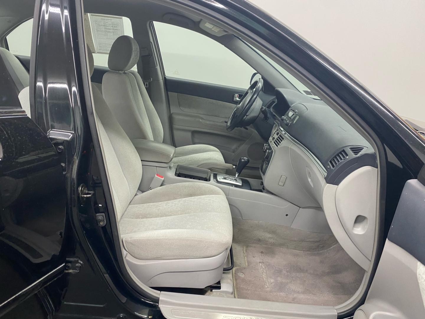 2006 BLACK /Tan Hyundai Sonata (5NPEU46F96H) , located at 533 S West End Blvd., Quakertown, PA, 18951, (877) 257-4995, 40.343994, -75.303604 - INCLUDED IN THE SALE PRICE OF EVERY VEHICLE: 48 Hour Money Back Guarantee 6 Month - 6,000 Mile Warranty Brand New PA State Inspection & Emission $10 Oil Changes for the Life of the Loan Complete CARFAX - Photo#4