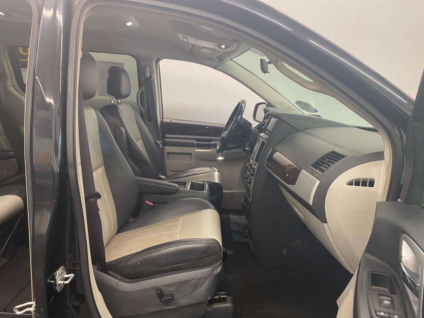 2010 BLACK /Tan Chrysler Town & Country (2A4RR8DXXAR) , located at 533 S West End Blvd., Quakertown, PA, 18951, (877) 257-4995, 40.343994, -75.303604 - INCLUDED IN THE SALE PRICE OF EVERY VEHICLE: 48 Hour Money Back Guarantee 6 Month - 6,000 Mile Warranty Brand New PA State Inspection & Emission $10 Oil Changes for the Life of the Loan Complete CARFAX - Photo#4
