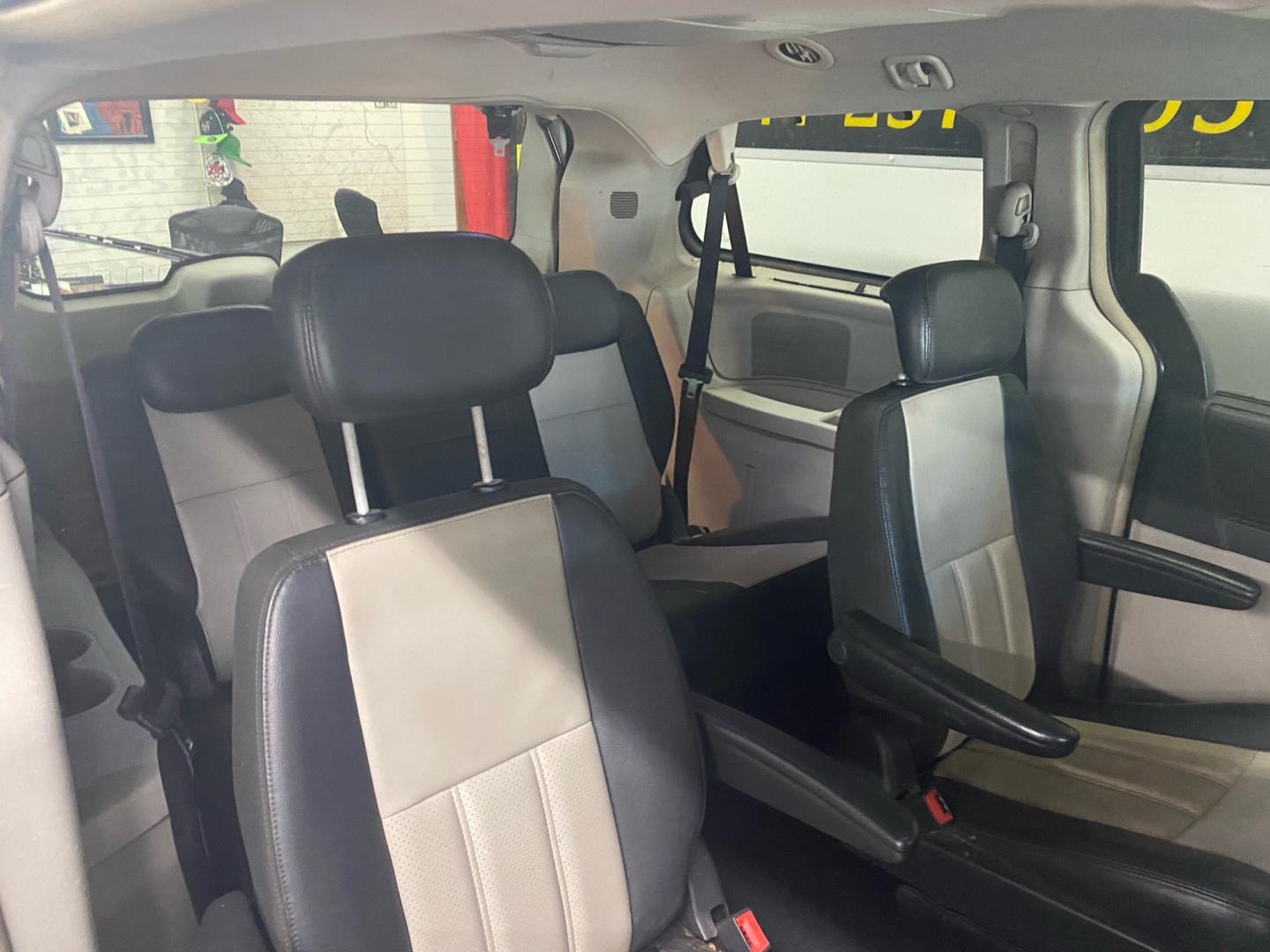 2010 BLACK /Tan Chrysler Town & Country (2A4RR8DXXAR) , located at 533 S West End Blvd., Quakertown, PA, 18951, (877) 257-4995, 40.343994, -75.303604 - INCLUDED IN THE SALE PRICE OF EVERY VEHICLE: 48 Hour Money Back Guarantee 6 Month - 6,000 Mile Warranty Brand New PA State Inspection & Emission $10 Oil Changes for the Life of the Loan Complete CARFAX - Photo#5