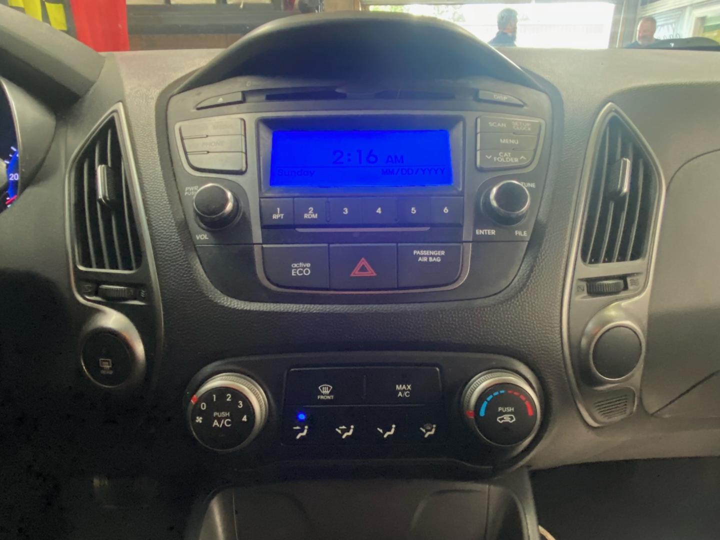 2015 BLACK /GRAY Hyundai Tucson SE FWD (KM8JT3AF5FU) with an 2.0L L4 DOHC 16V engine, 6-Speed Automatic transmission, located at 533 S West End Blvd., Quakertown, PA, 18951, (877) 257-4995, 40.343994, -75.303604 - INCLUDED IN THE SALE PRICE OF EVERY VEHICLE: 48 Hour Money Back Guarantee 6 Month - 6,000 Mile Warranty Brand New PA State Inspection & Emission $10 Oil Changes for the Life of the Loan Complete CARFAX - Photo#7