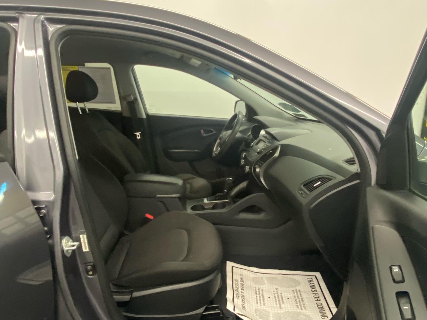 2015 BLACK /GRAY Hyundai Tucson SE FWD (KM8JT3AF5FU) with an 2.0L L4 DOHC 16V engine, 6-Speed Automatic transmission, located at 533 S West End Blvd., Quakertown, PA, 18951, (877) 257-4995, 40.343994, -75.303604 - INCLUDED IN THE SALE PRICE OF EVERY VEHICLE: 48 Hour Money Back Guarantee 6 Month - 6,000 Mile Warranty Brand New PA State Inspection & Emission $10 Oil Changes for the Life of the Loan Complete CARFAX - Photo#5