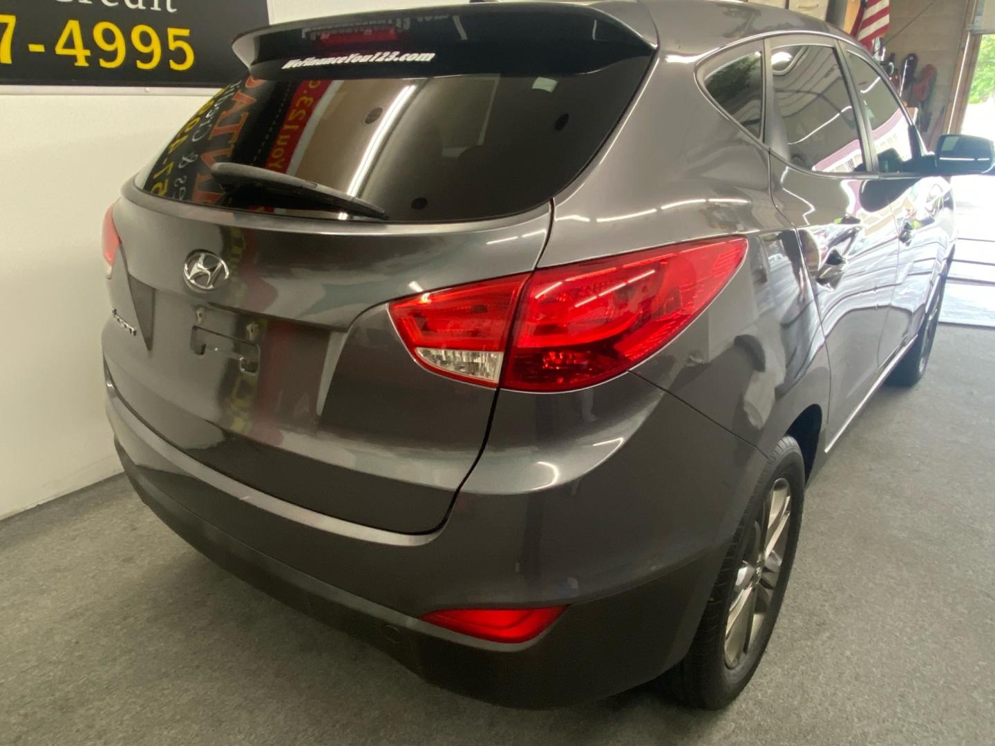 2015 BLACK /GRAY Hyundai Tucson SE FWD (KM8JT3AF5FU) with an 2.0L L4 DOHC 16V engine, 6-Speed Automatic transmission, located at 533 S West End Blvd., Quakertown, PA, 18951, (877) 257-4995, 40.343994, -75.303604 - INCLUDED IN THE SALE PRICE OF EVERY VEHICLE: 48 Hour Money Back Guarantee 6 Month - 6,000 Mile Warranty Brand New PA State Inspection & Emission $10 Oil Changes for the Life of the Loan Complete CARFAX - Photo#3