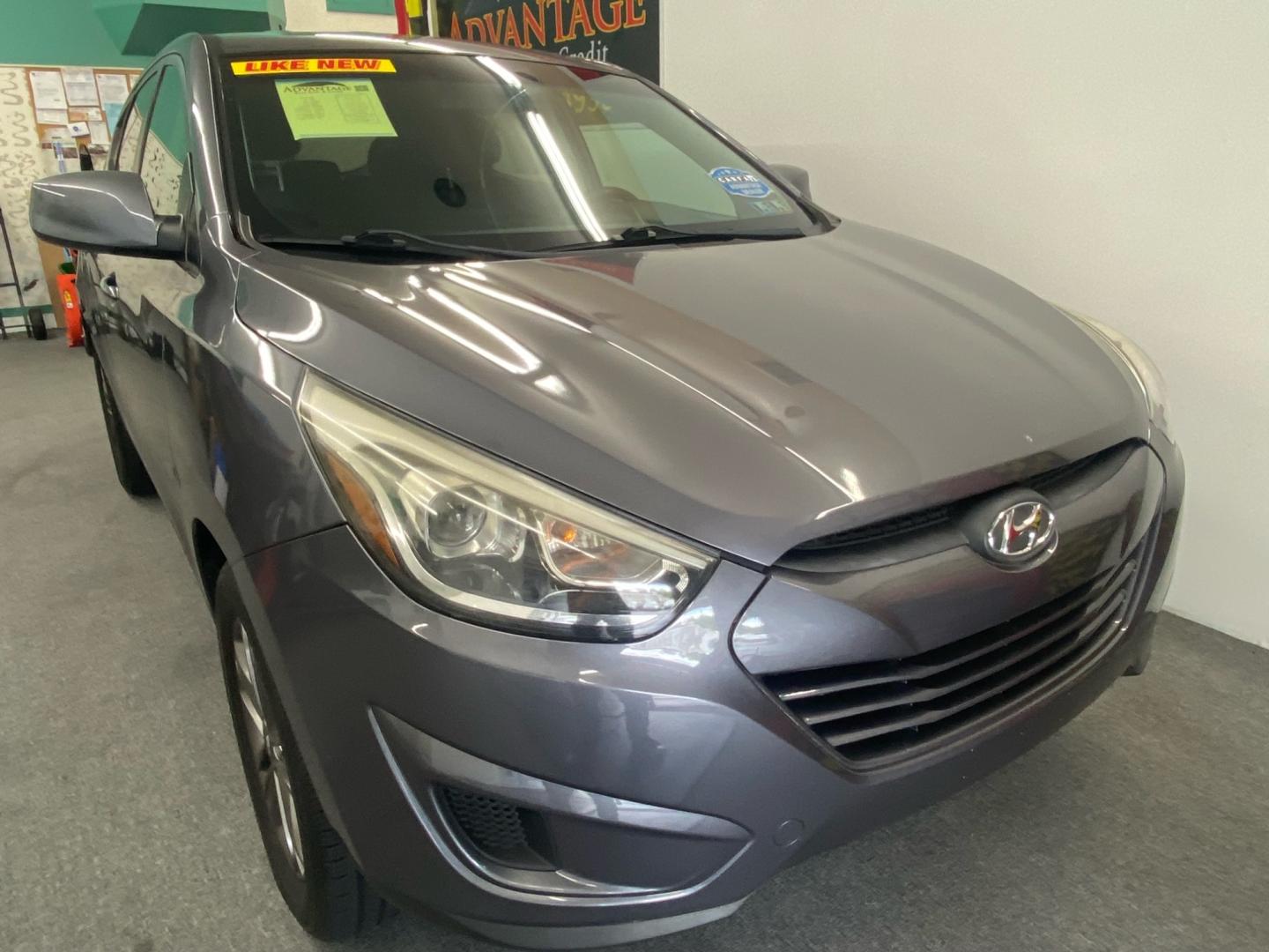 2015 BLACK /GRAY Hyundai Tucson SE FWD (KM8JT3AF5FU) with an 2.0L L4 DOHC 16V engine, 6-Speed Automatic transmission, located at 533 S West End Blvd., Quakertown, PA, 18951, (877) 257-4995, 40.343994, -75.303604 - INCLUDED IN THE SALE PRICE OF EVERY VEHICLE: 48 Hour Money Back Guarantee 6 Month - 6,000 Mile Warranty Brand New PA State Inspection & Emission $10 Oil Changes for the Life of the Loan Complete CARFAX - Photo#2