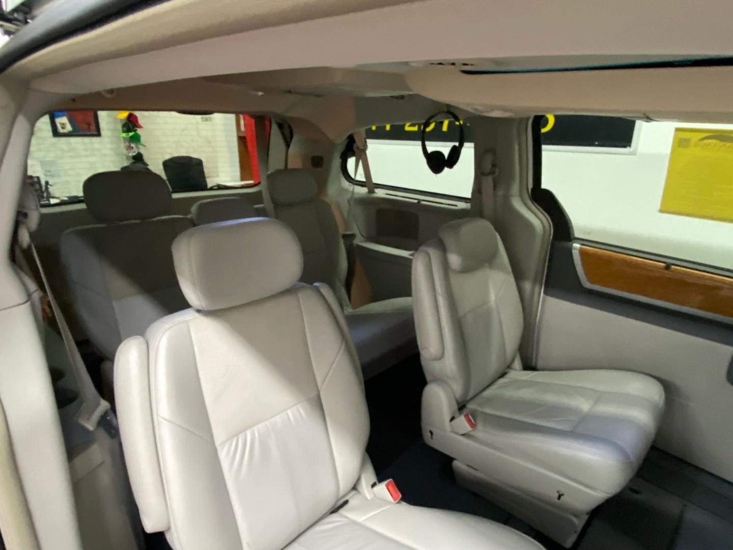 2008 White /Gray Chrysler Town & Country (2A8HR64X08R) , located at 533 S West End Blvd., Quakertown, PA, 18951, (877) 257-4995, 40.343994, -75.303604 - INCLUDED IN THE SALE PRICE OF EVERY VEHICLE: 48 Hour Money Back Guarantee 6 Month - 6,000 Mile Warranty Brand New PA State Inspection & Emission $10 Oil Changes for the Life of the Loan Complete CARFAX - Photo#4