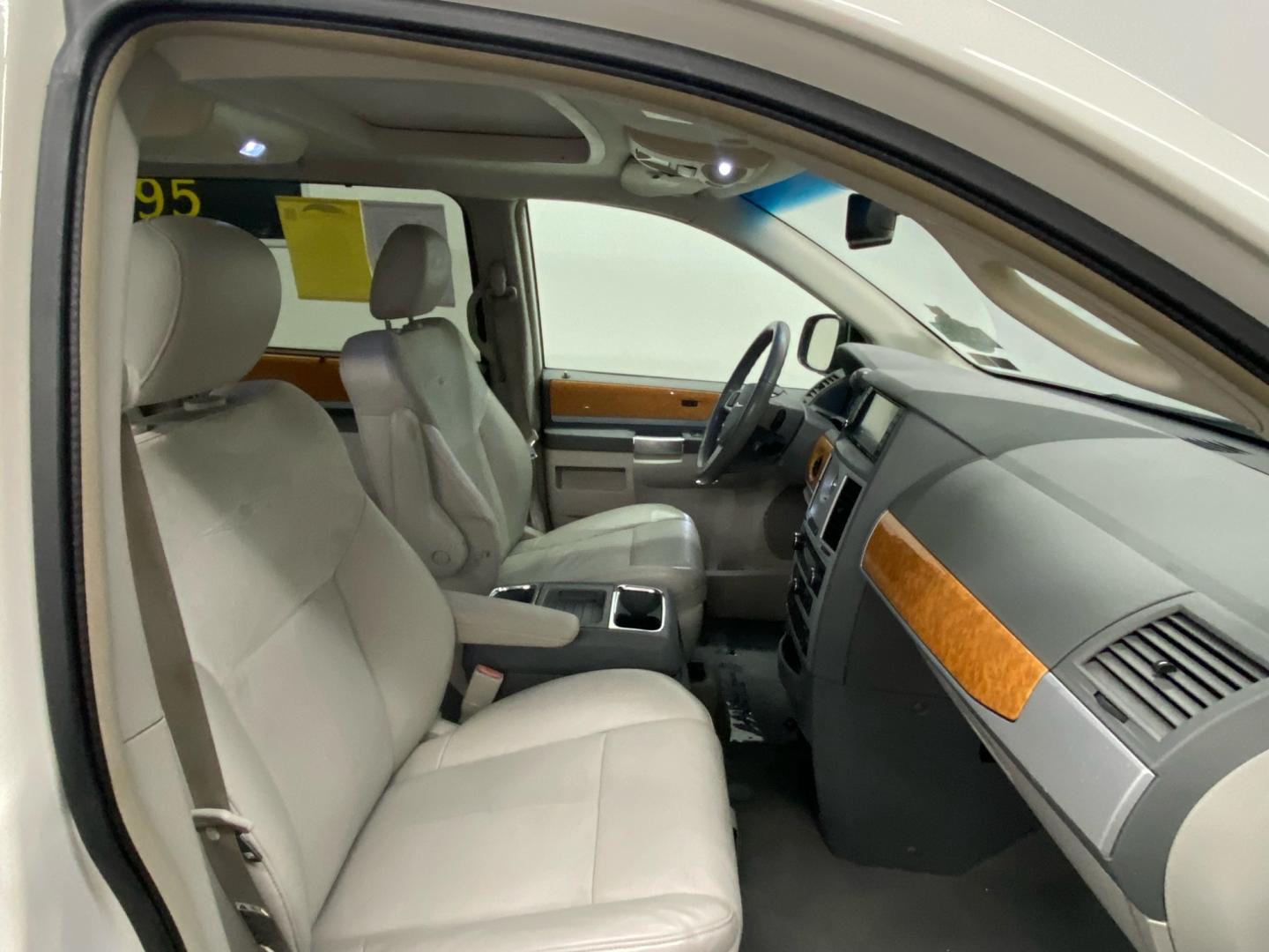 2008 White /Gray Chrysler Town & Country (2A8HR64X08R) , located at 533 S West End Blvd., Quakertown, PA, 18951, (877) 257-4995, 40.343994, -75.303604 - INCLUDED IN THE SALE PRICE OF EVERY VEHICLE: 48 Hour Money Back Guarantee 6 Month - 6,000 Mile Warranty Brand New PA State Inspection & Emission $10 Oil Changes for the Life of the Loan Complete CARFAX - Photo#5