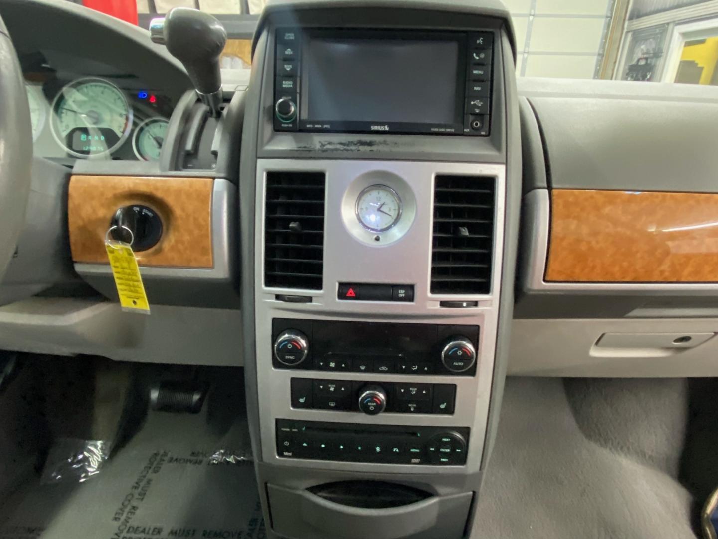 2008 White /Gray Chrysler Town & Country (2A8HR64X08R) , located at 533 S West End Blvd., Quakertown, PA, 18951, (877) 257-4995, 40.343994, -75.303604 - INCLUDED IN THE SALE PRICE OF EVERY VEHICLE: 48 Hour Money Back Guarantee 6 Month - 6,000 Mile Warranty Brand New PA State Inspection & Emission $10 Oil Changes for the Life of the Loan Complete CARFAX - Photo#6