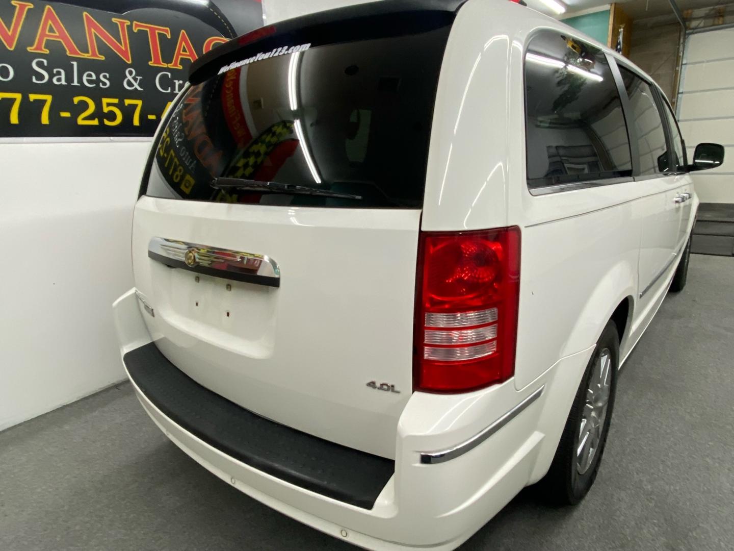 2008 White /Gray Chrysler Town & Country (2A8HR64X08R) , located at 533 S West End Blvd., Quakertown, PA, 18951, (877) 257-4995, 40.343994, -75.303604 - INCLUDED IN THE SALE PRICE OF EVERY VEHICLE: 48 Hour Money Back Guarantee 6 Month - 6,000 Mile Warranty Brand New PA State Inspection & Emission $10 Oil Changes for the Life of the Loan Complete CARFAX - Photo#3