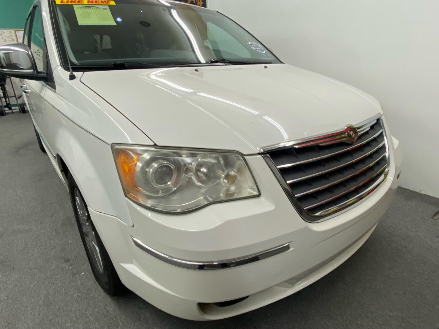2008 White /Gray Chrysler Town & Country (2A8HR64X08R) , located at 533 S West End Blvd., Quakertown, PA, 18951, (877) 257-4995, 40.343994, -75.303604 - INCLUDED IN THE SALE PRICE OF EVERY VEHICLE: 48 Hour Money Back Guarantee 6 Month - 6,000 Mile Warranty Brand New PA State Inspection & Emission $10 Oil Changes for the Life of the Loan Complete CARFAX - Photo#2