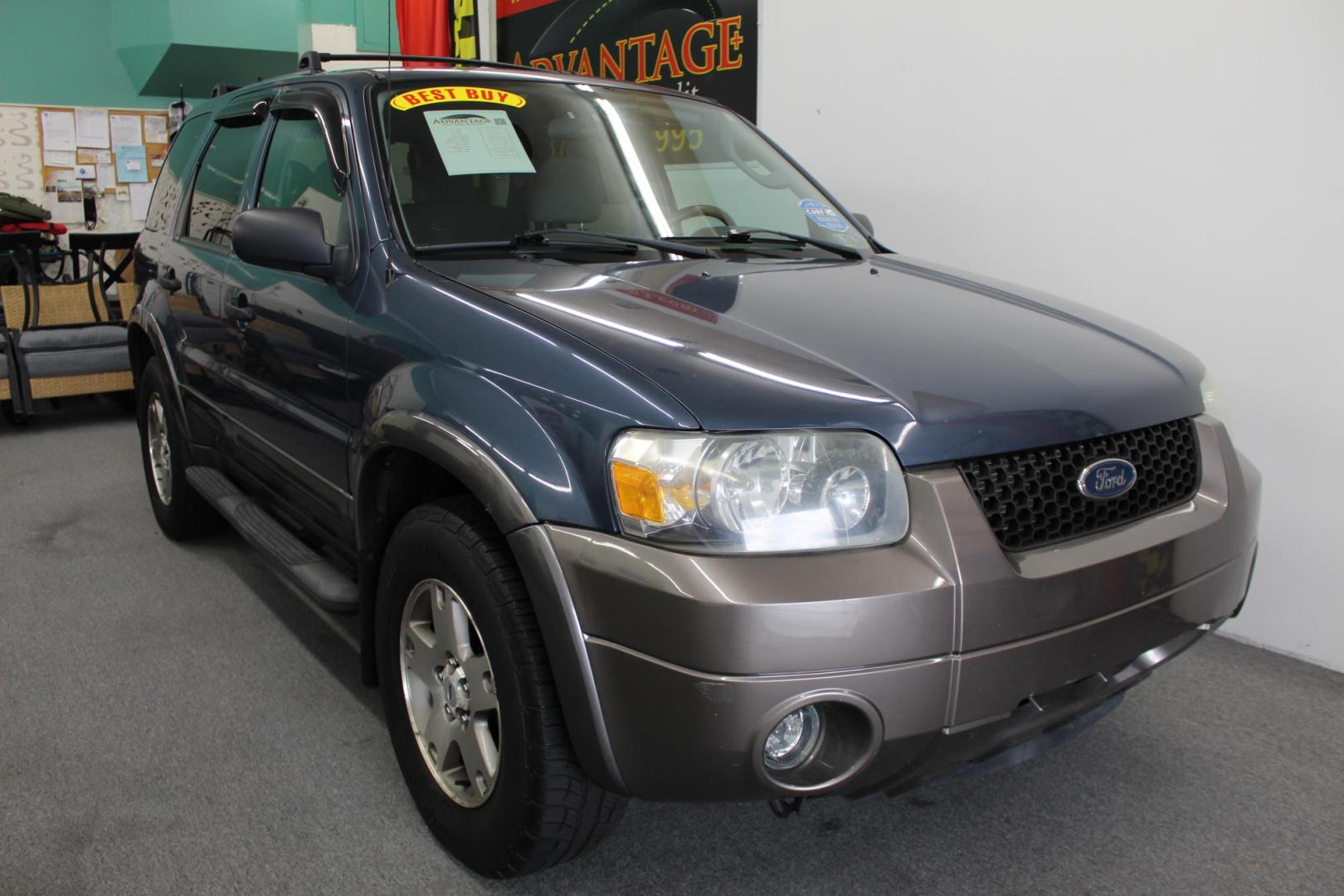2005 Blue /GRAY Ford Escape XLT 4WD (1FMYU93195K) with an 3.0L V6 DOHC 24V engine, 4-Speed Automatic Overdrive transmission, located at 533 S West End Blvd., Quakertown, PA, 18951, (877) 257-4995, 40.343994, -75.303604 - INCLUDED IN THE SALE PRICE OF EVERY VEHICLE: 48 Hour Money Back Guarantee 6 Month - 6,000 Mile Warranty Brand New PA State Inspection & Emission $10 Oil Changes for the Life of the Loan Complete CARFAX - Photo#2