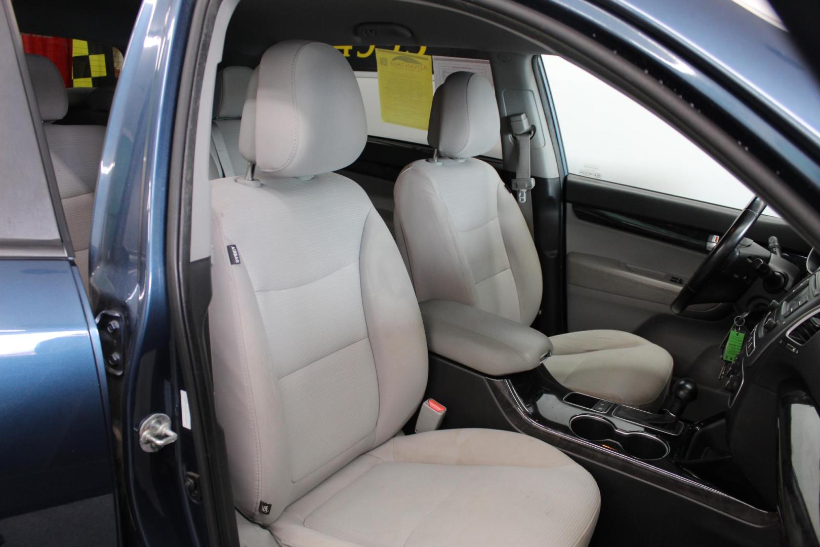 2014 Blue /GRAY Kia Sorento LX V6 FWD (5XYKT4A7XEG) with an 3.3L V6 DOHC 24V engine, 6-Speed Automatic transmission, located at 533 S West End Blvd., Quakertown, PA, 18951, (877) 257-4995, 40.343994, -75.303604 - INCLUDED IN THE SALE PRICE OF EVERY VEHICLE: 48 Hour Money Back Guarantee 6 Month - 6,000 Mile Warranty Brand New PA State Inspection & Emission $10 Oil Changes for the Life of the Loan Complete CARFAX - Photo#4