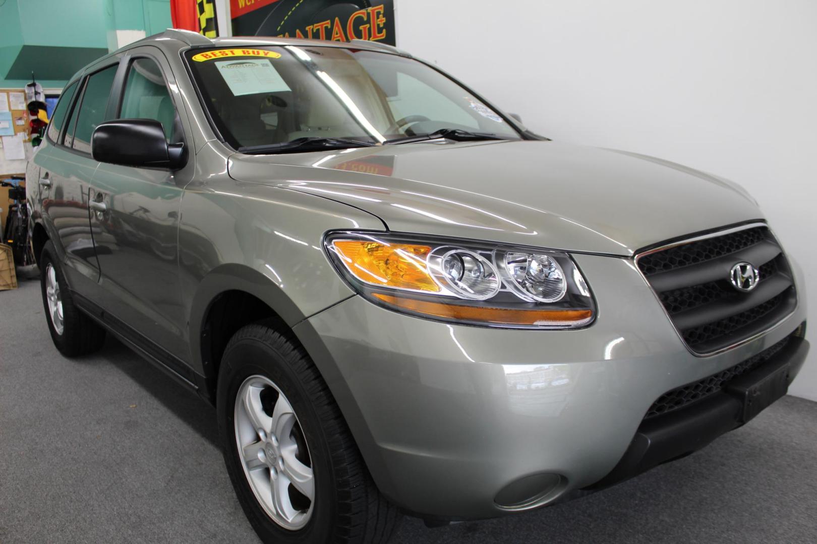 2007 /GRAY Hyundai Santa Fe GLS (5NMSG13D17H) with an 2.7L V6 DOHC 24V engine, located at 533 S West End Blvd., Quakertown, PA, 18951, (877) 257-4995, 40.343994, -75.303604 - INCLUDED IN THE SALE PRICE OF EVERY VEHICLE: 48 Hour Money Back Guarantee 6 Month - 6,000 Mile Warranty Brand New PA State Inspection & Emission $10 Oil Changes for the Life of the Loan Complete CARFAX - Photo#2