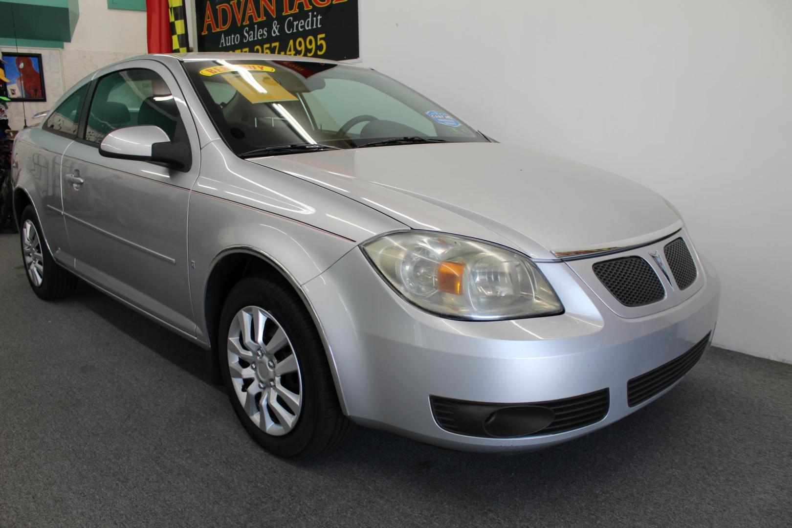 2009 SILVER /GRAY Pontiac G5 GT Coupe (1G2AS18H297) with an 2.4L L4 DOHC 16V engine, 5-Speed Manual Overdrive transmission, located at 533 S West End Blvd., Quakertown, PA, 18951, (877) 257-4995, 40.343994, -75.303604 - INCLUDED IN THE SALE PRICE OF EVERY VEHICLE: 48 Hour Money Back Guarantee 6 Month - 6,000 Mile Warranty Brand New PA State Inspection & Emission $10 Oil Changes for the Life of the Loan Complete CARFAX - Photo#2