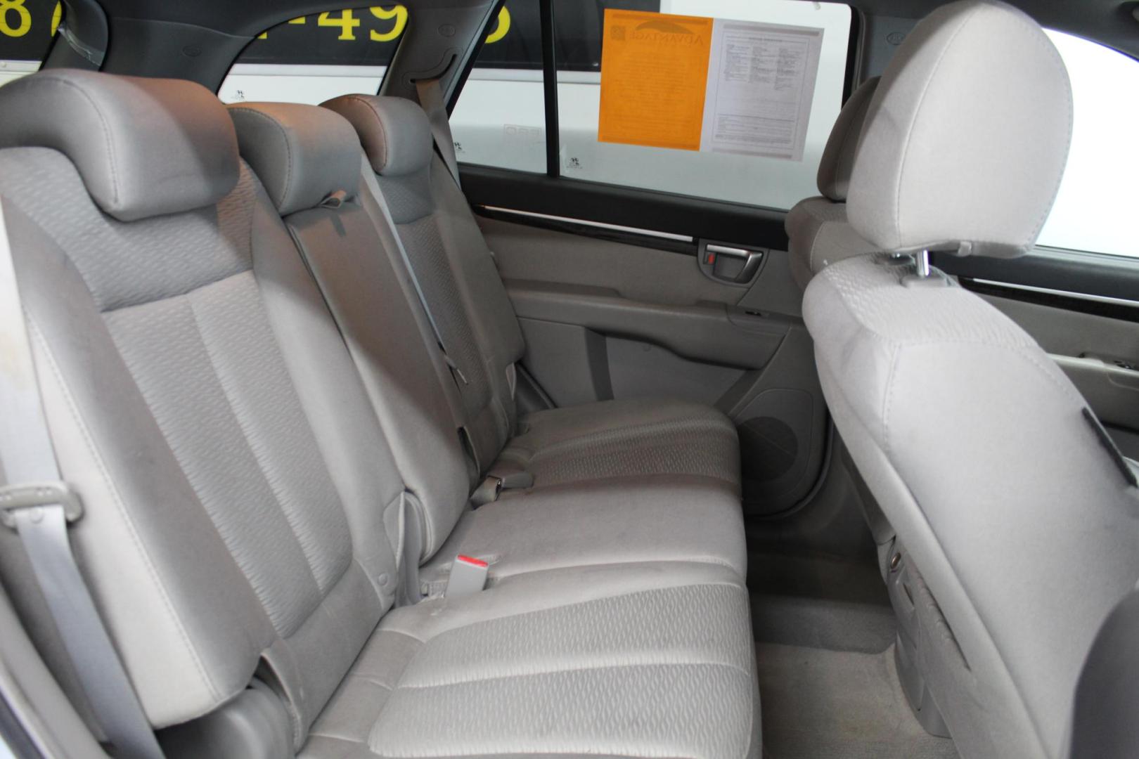 2007 SILVER /GRAY Hyundai Santa Fe Limited (5NMSH13E37H) with an 3.3L V6 DOHC 24V engine, 5-Speed Automatic Overdrive transmission, located at 533 S West End Blvd., Quakertown, PA, 18951, (877) 257-4995, 40.343994, -75.303604 - INCLUDED IN THE SALE PRICE OF EVERY VEHICLE: 48 Hour Money Back Guarantee 6 Month - 6,000 Mile Warranty Brand New PA State Inspection & Emission $10 Oil Changes for the Life of the Loan Complete CARFAX - Photo#4