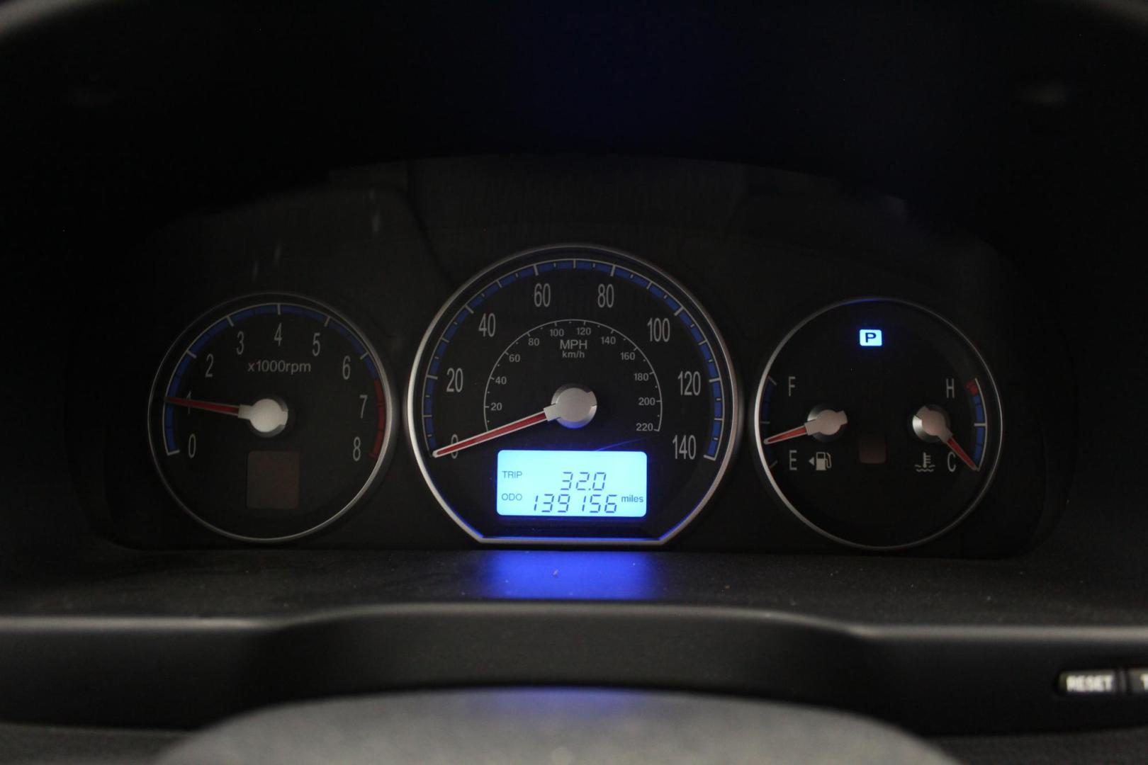 2007 SILVER /GRAY Hyundai Santa Fe Limited (5NMSH13E37H) with an 3.3L V6 DOHC 24V engine, 5-Speed Automatic Overdrive transmission, located at 533 S West End Blvd., Quakertown, PA, 18951, (877) 257-4995, 40.343994, -75.303604 - INCLUDED IN THE SALE PRICE OF EVERY VEHICLE: 48 Hour Money Back Guarantee 6 Month - 6,000 Mile Warranty Brand New PA State Inspection & Emission $10 Oil Changes for the Life of the Loan Complete CARFAX - Photo#8