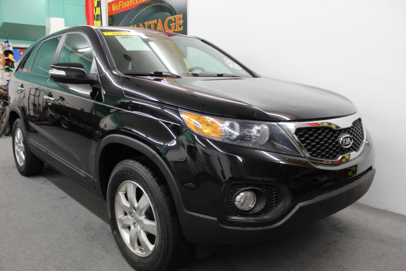 2013 /GRAY Kia Sorento LX 2WD (5XYKT4A18DG) with an 2.4L L4 DOHC 16V engine, 6-Speed Automatic transmission, located at 533 S West End Blvd., Quakertown, PA, 18951, (877) 257-4995, 40.343994, -75.303604 - INCLUDED IN THE SALE PRICE OF EVERY VEHICLE: 48 Hour Money Back Guarantee 6 Month - 6,000 Mile Warranty Brand New PA State Inspection & Emission $10 Oil Changes for the Life of the Loan Complete CARFAX - Photo#2