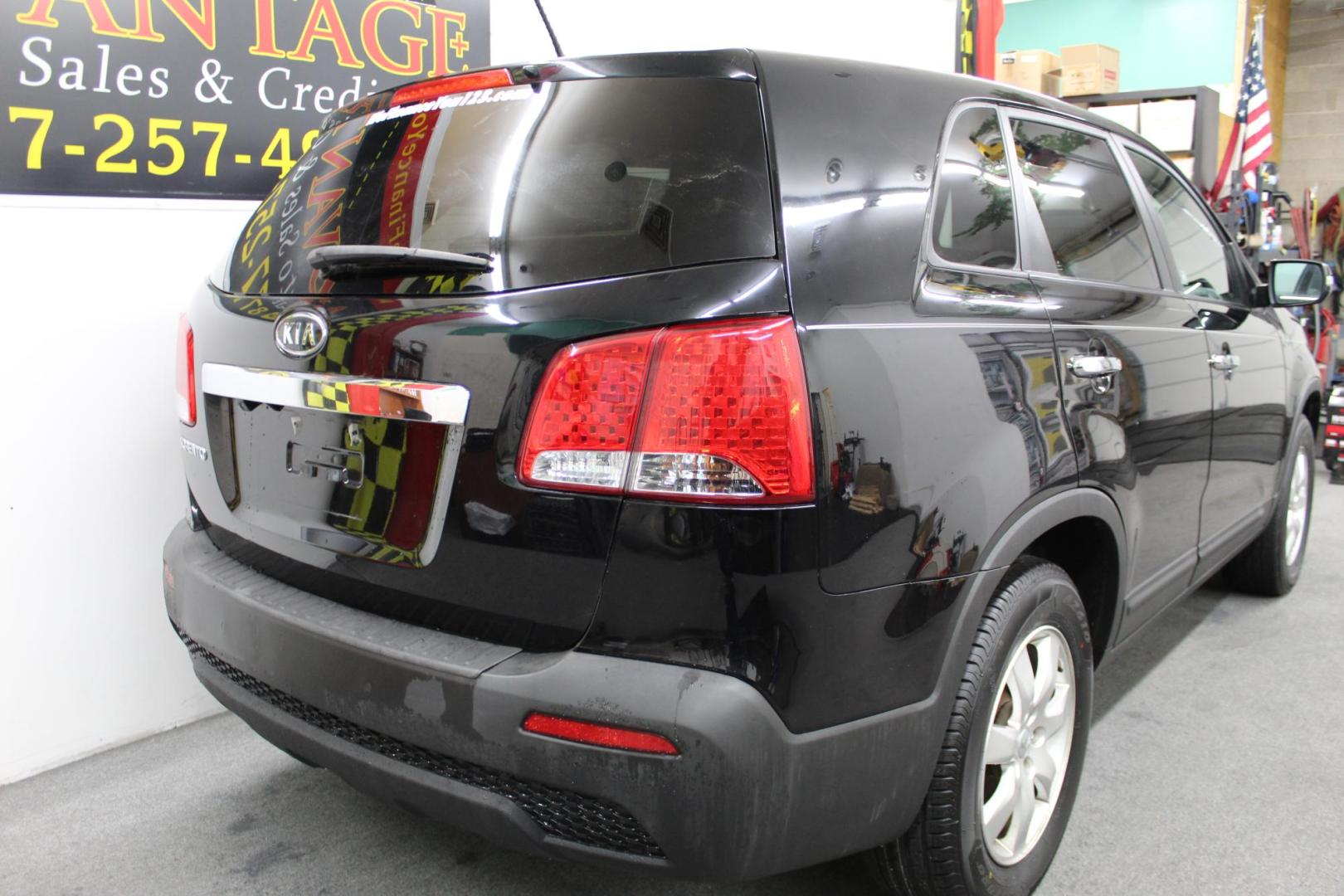 2013 /GRAY Kia Sorento LX 2WD (5XYKT4A18DG) with an 2.4L L4 DOHC 16V engine, 6-Speed Automatic transmission, located at 533 S West End Blvd., Quakertown, PA, 18951, (877) 257-4995, 40.343994, -75.303604 - INCLUDED IN THE SALE PRICE OF EVERY VEHICLE: 48 Hour Money Back Guarantee 6 Month - 6,000 Mile Warranty Brand New PA State Inspection & Emission $10 Oil Changes for the Life of the Loan Complete CARFAX - Photo#3