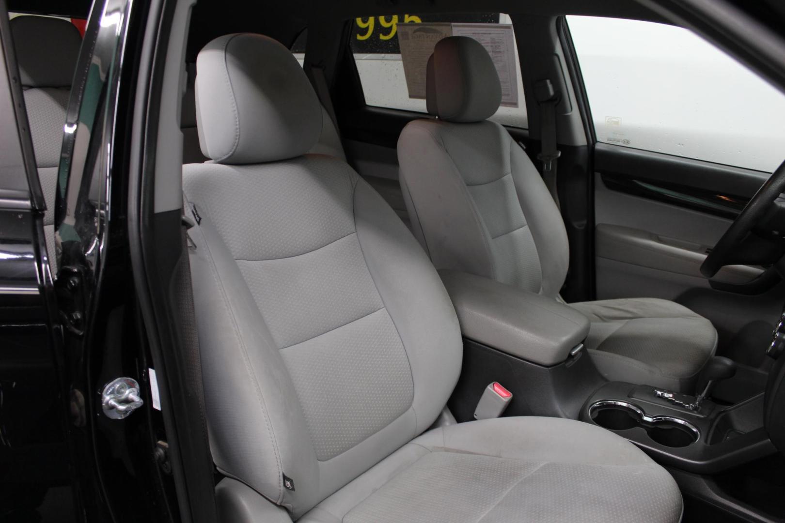 2013 /GRAY Kia Sorento LX 2WD (5XYKT4A18DG) with an 2.4L L4 DOHC 16V engine, 6-Speed Automatic transmission, located at 533 S West End Blvd., Quakertown, PA, 18951, (877) 257-4995, 40.343994, -75.303604 - INCLUDED IN THE SALE PRICE OF EVERY VEHICLE: 48 Hour Money Back Guarantee 6 Month - 6,000 Mile Warranty Brand New PA State Inspection & Emission $10 Oil Changes for the Life of the Loan Complete CARFAX - Photo#4