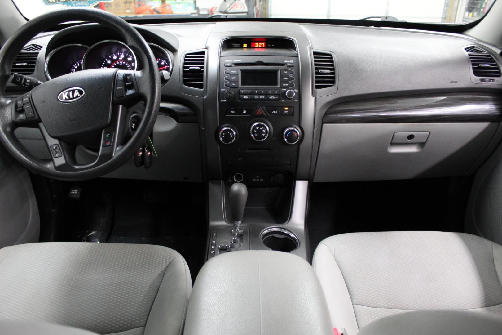 2013 /GRAY Kia Sorento LX 2WD (5XYKT4A18DG) with an 2.4L L4 DOHC 16V engine, 6-Speed Automatic transmission, located at 533 S West End Blvd., Quakertown, PA, 18951, (877) 257-4995, 40.343994, -75.303604 - INCLUDED IN THE SALE PRICE OF EVERY VEHICLE: 48 Hour Money Back Guarantee 6 Month - 6,000 Mile Warranty Brand New PA State Inspection & Emission $10 Oil Changes for the Life of the Loan Complete CARFAX - Photo#6