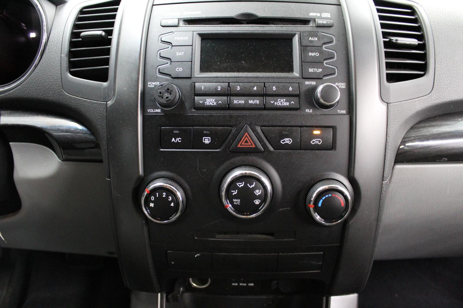 2013 /GRAY Kia Sorento LX 2WD (5XYKT4A18DG) with an 2.4L L4 DOHC 16V engine, 6-Speed Automatic transmission, located at 533 S West End Blvd., Quakertown, PA, 18951, (877) 257-4995, 40.343994, -75.303604 - INCLUDED IN THE SALE PRICE OF EVERY VEHICLE: 48 Hour Money Back Guarantee 6 Month - 6,000 Mile Warranty Brand New PA State Inspection & Emission $10 Oil Changes for the Life of the Loan Complete CARFAX - Photo#7