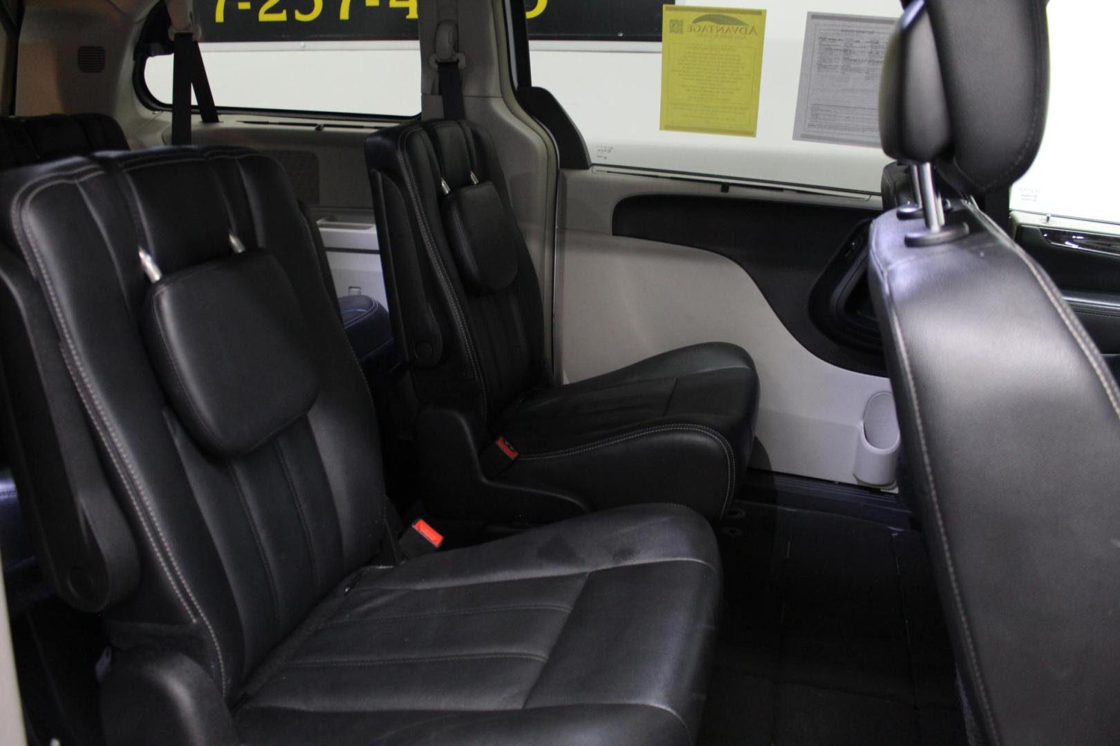 2016 WHITE /Black Chrysler Town & Country Touring (2C4RC1BG7GR) with an 3.6L V6 DOHC 24V engine, 6A transmission, located at 533 S West End Blvd., Quakertown, PA, 18951, (877) 257-4995, 40.343994, -75.303604 - INCLUDED IN THE SALE PRICE OF EVERY VEHICLE: 48 Hour Money Back Guarantee 6 Month - 6,000 Mile Warranty Brand New PA State Inspection & Emission $10 Oil Changes for the Life of the Loan Complete CARFAX - Photo#5