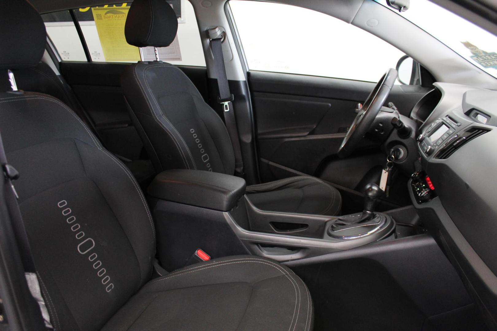2012 /GRAY Kia Sportage EX AWD (KNDPCCA24C7) with an 2.4L V6 DOHC 24V engine, 6-Speed Automatic transmission, located at 533 S West End Blvd., Quakertown, PA, 18951, (877) 257-4995, 40.343994, -75.303604 - INCLUDED IN THE SALE PRICE OF EVERY VEHICLE: 48 Hour Money Back Guarantee 6 Month - 6,000 Mile Warranty Brand New PA State Inspection & Emission $10 Oil Changes for the Life of the Loan Complete CARFAX - Photo#5