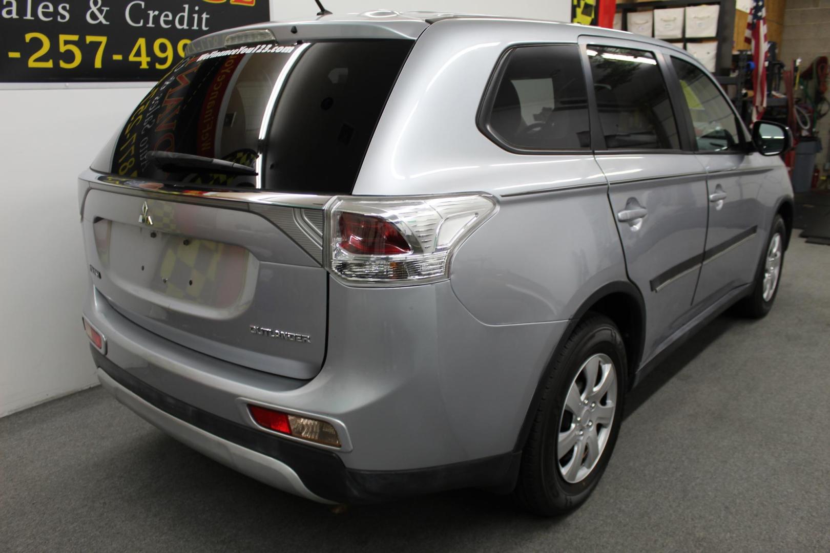 2015 /GRAY Mitsubishi Outlander ES 2WD (JA4AD2A39FZ) with an 2.4L L4 DOHC 16V engine, 6A transmission, located at 533 S West End Blvd., Quakertown, PA, 18951, (877) 257-4995, 40.343994, -75.303604 - INCLUDED IN THE SALE PRICE OF EVERY VEHICLE: 48 Hour Money Back Guarantee 6 Month - 6,000 Mile Warranty Brand New PA State Inspection & Emission $10 Oil Changes for the Life of the Loan Complete CARFAX - Photo#3