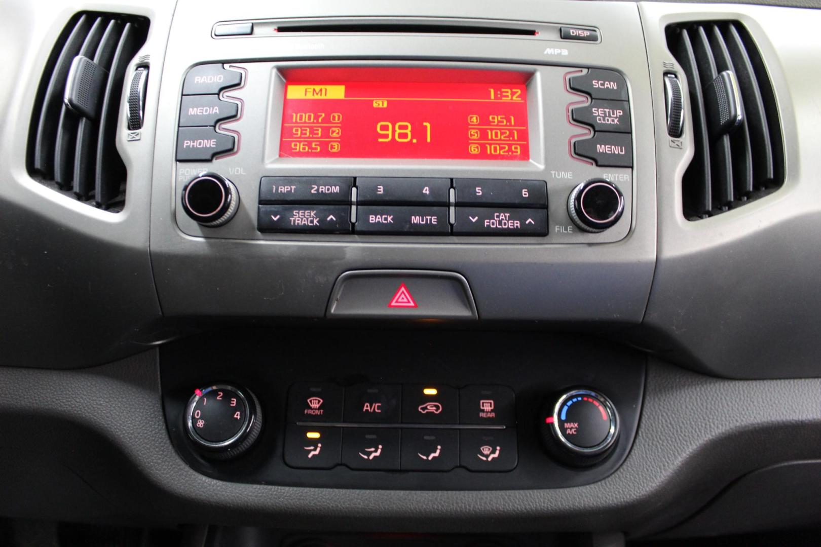 2014 /GRAY Kia Sportage LX FWD (KNDPB3AC4E7) with an 2.4L V6 DOHC 24V engine, 6-Speed Automatic transmission, located at 533 S West End Blvd., Quakertown, PA, 18951, (877) 257-4995, 40.343994, -75.303604 - INCLUDED IN THE SALE PRICE OF EVERY VEHICLE: 48 Hour Money Back Guarantee 6 Month - 6,000 Mile Warranty Brand New PA State Inspection & Emission $10 Oil Changes for the Life of the Loan Complete CARFAX - Photo#7